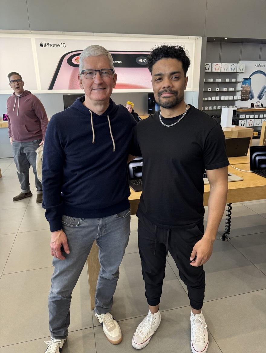 Damon Scaife with Apple CEO Tim Cook at an Apple Store